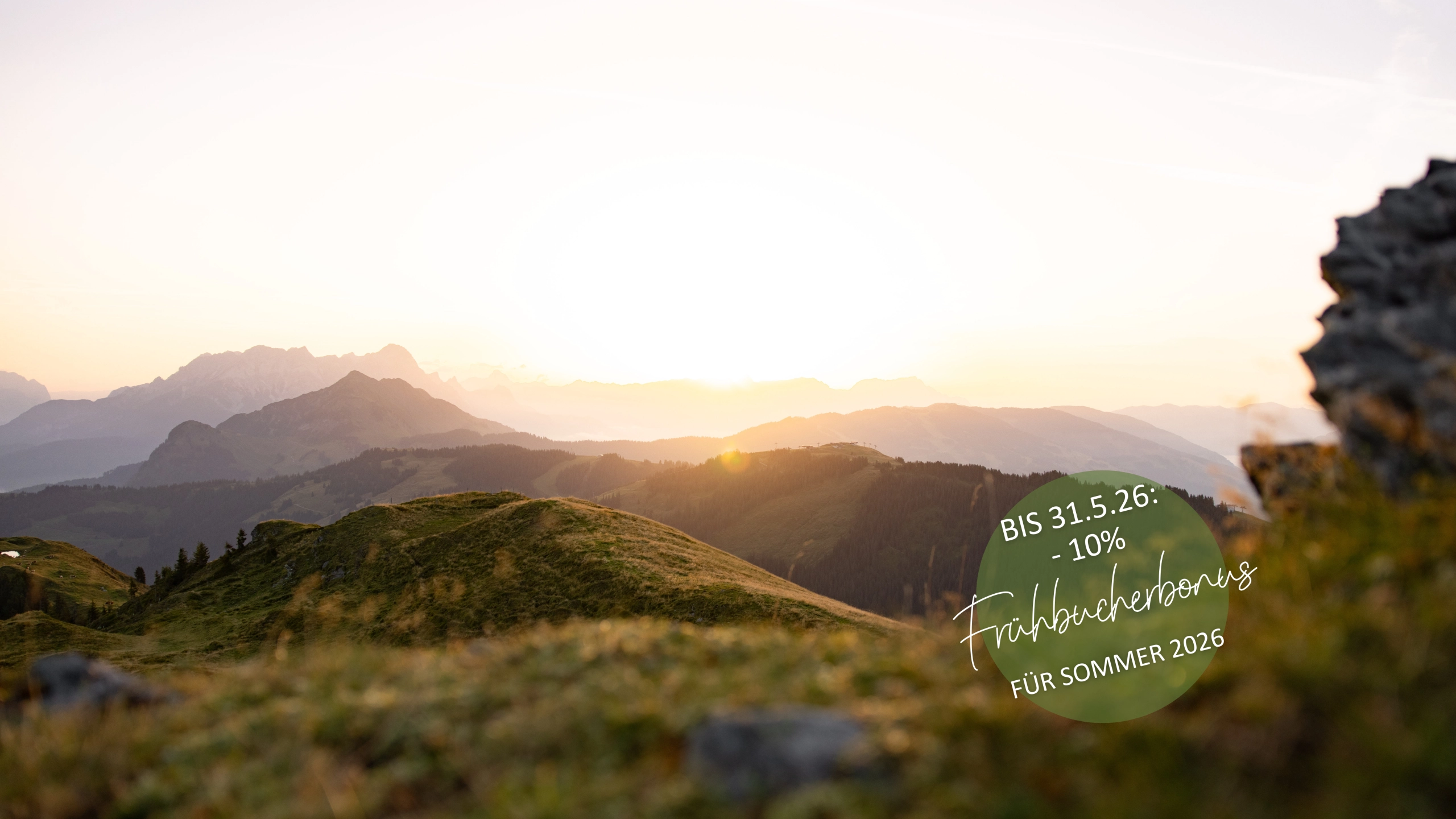 Berglandschaft mit Sonnenuntergang und Rabattangebot für Sommer 2026