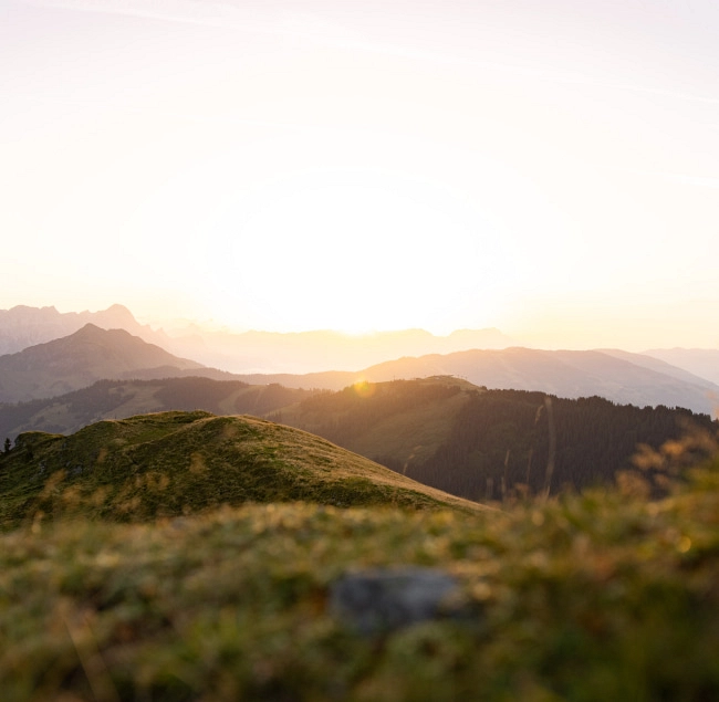 Sonnenuntergang über den Bergen in Hinterglemm im Sommer