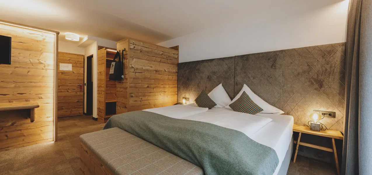 modernes Hotelzimmer mit Holzelementen und Betten
