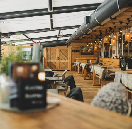 Gemütliches Restaurantinterieur mit Holzmöbeln und Beleuchtung