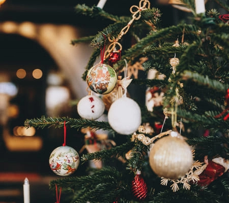 Weihnachtsbaum mit verschiedenen Ornamenten und Dekorationen