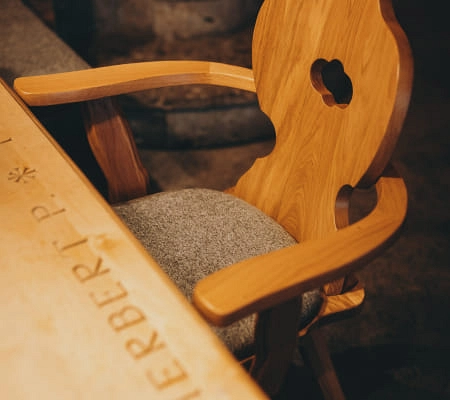 Holzstuhl und Tisch im Gollinger Bar-Lobby, gemütliche Einrichtung