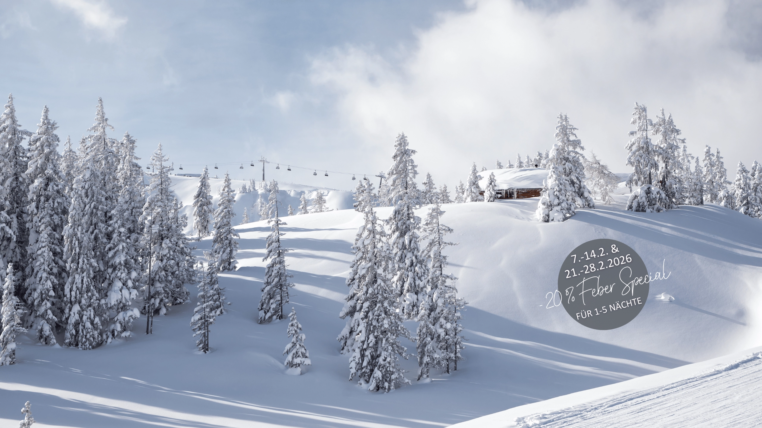 Schneebedeckte Landschaft mit Tannenbäumen und Skihütte, Weihnachtsangebote.