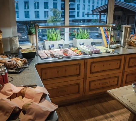 Buffet-Tisch mit Speisen und Getränken