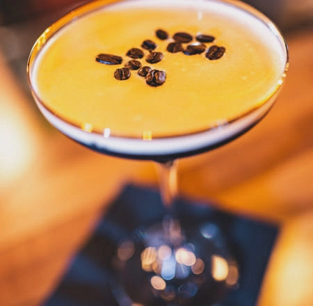 Cocktail in einem eleganten Glas mit Kaffeebohnen obendrauf
