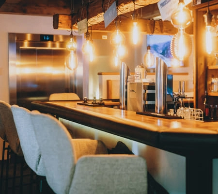 Moderne Bar mit Holzdekor und Sitzplätzen, warmes Licht, eleganter Atmosphäre