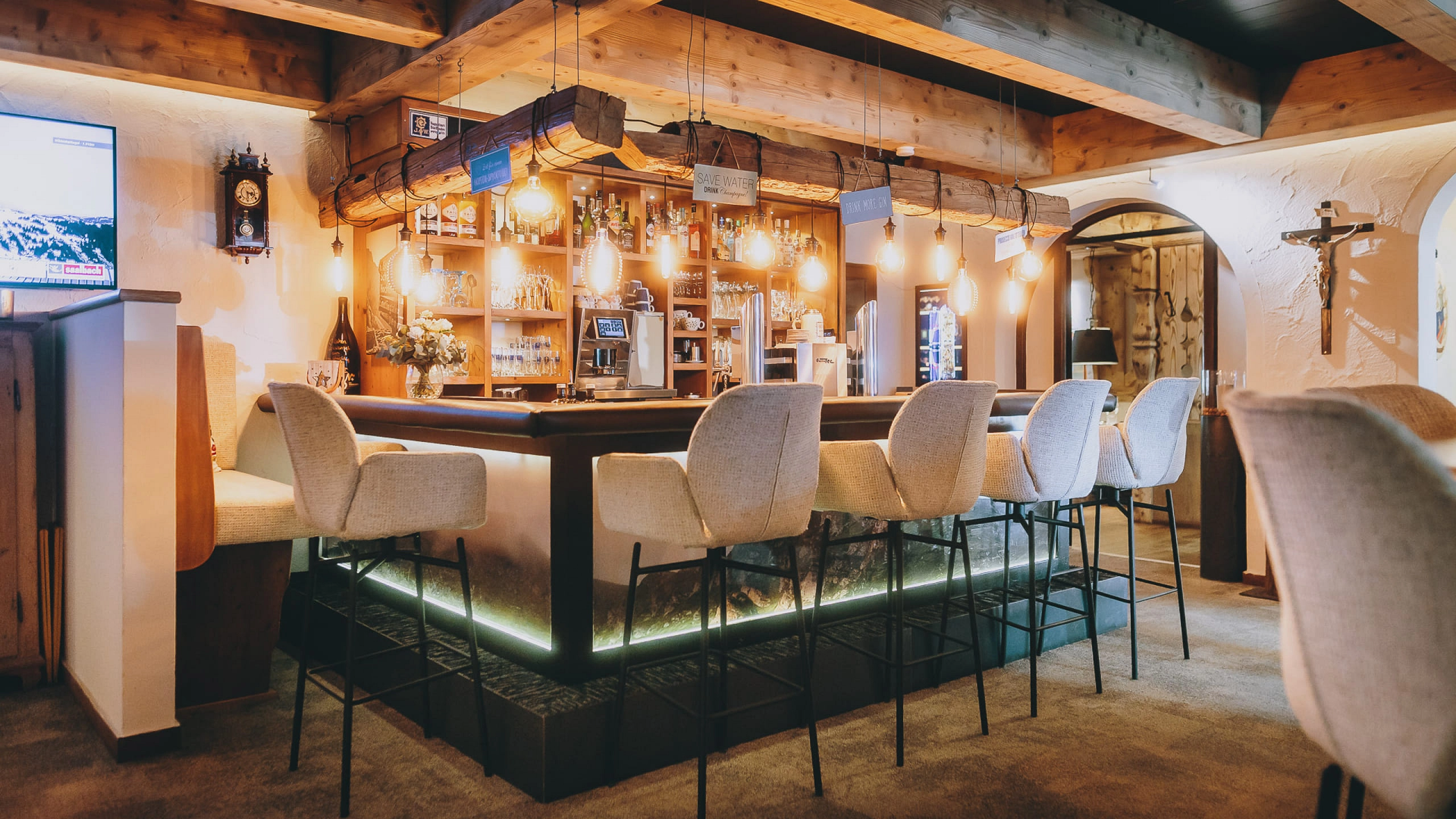 Bar im Der Gollinger mit Holzdecke und Sitzgelegenheiten