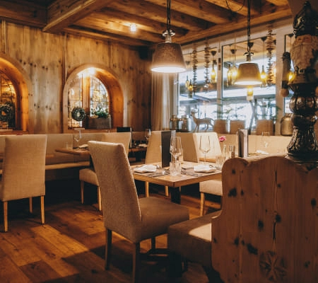 Gemütliches Restaurant mit Holzinterieur und eleganten Beleuchtungselementen