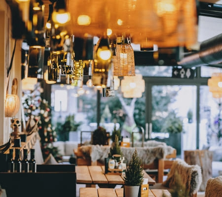 Gemütliches Restaurant mit festlicher Beleuchtung und Weihnachtsdekoration.