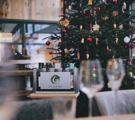 Christmas tree with ornaments and a bottle from De Göllinger.