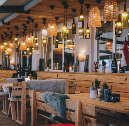 Gemütliche Lounge mit Holzmöbeln und Hängelampen