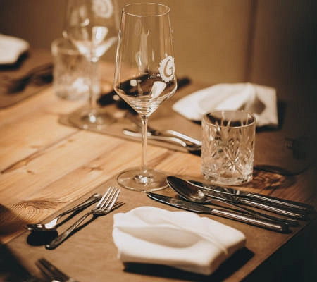 Tischgedeck im Restaurant Max Moritz, mit Gläsern und Besteck.