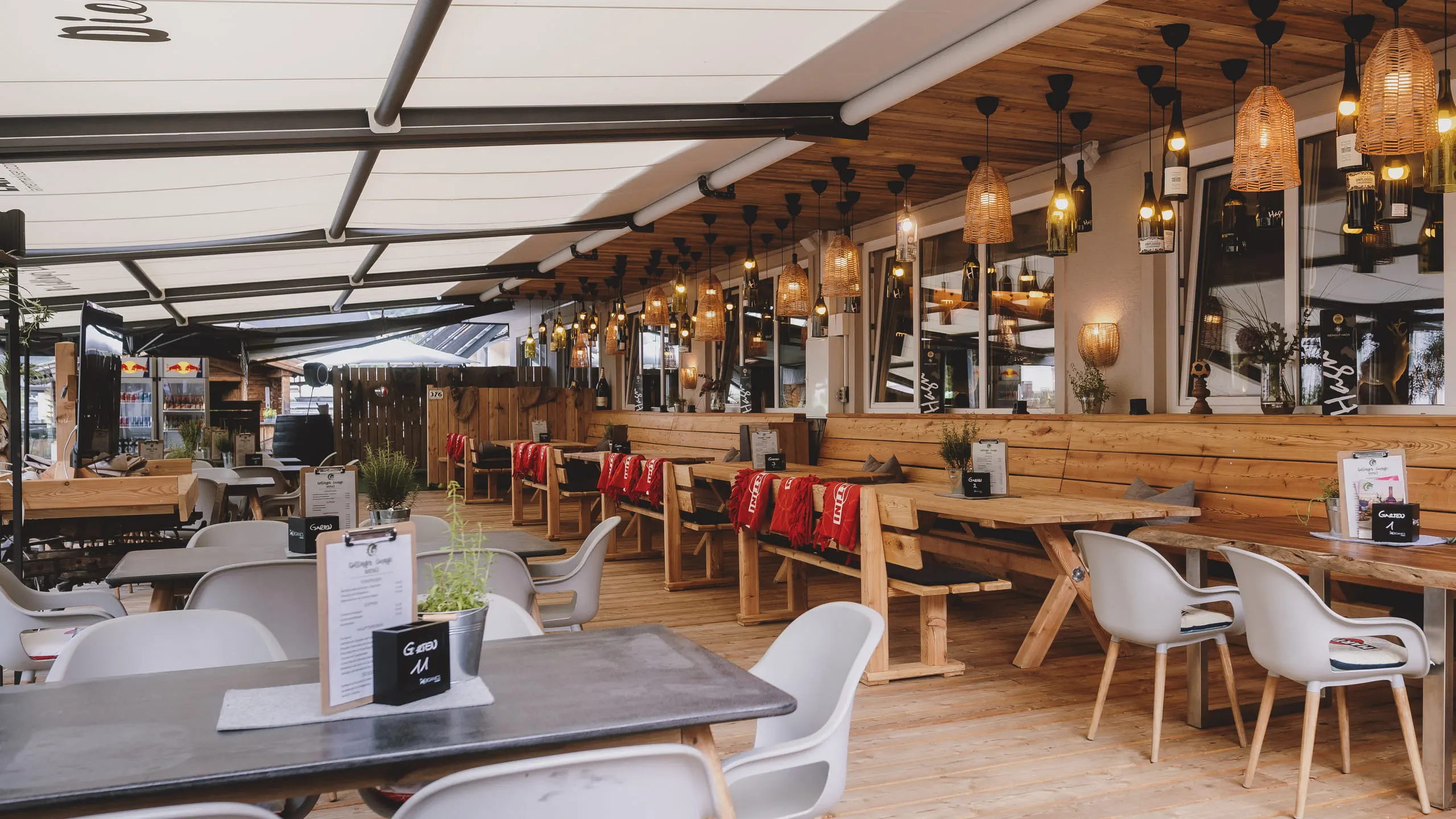 Loungebereich mit Holztischen und dekorativen Laternen