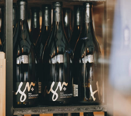 Flasche Wein in einem Regal im Restaurant Max Moritz