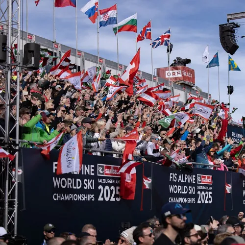 Menschenmenge feuert bei den Audi FIS Ski Weltcup-Finale 2024 mit Flaggen.