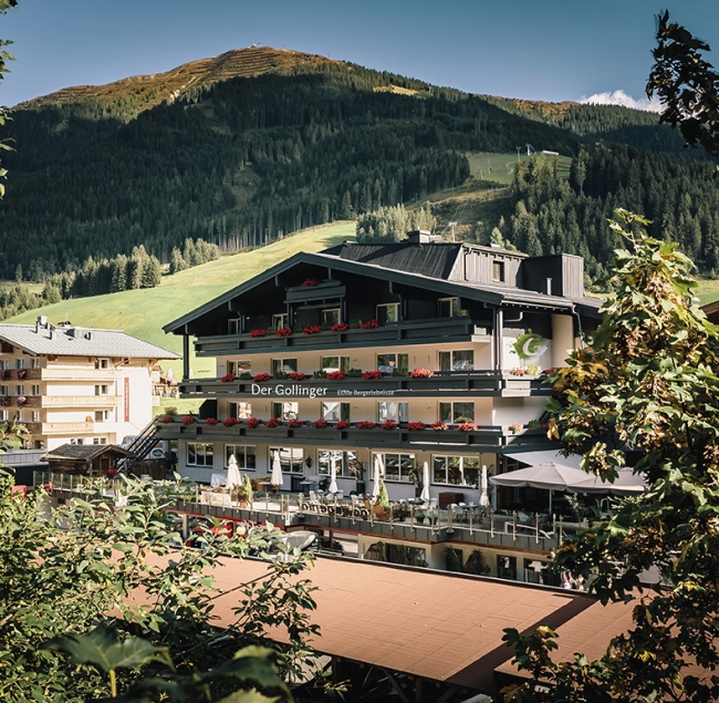 Exterior view of Der Gollinger with mountains in the background