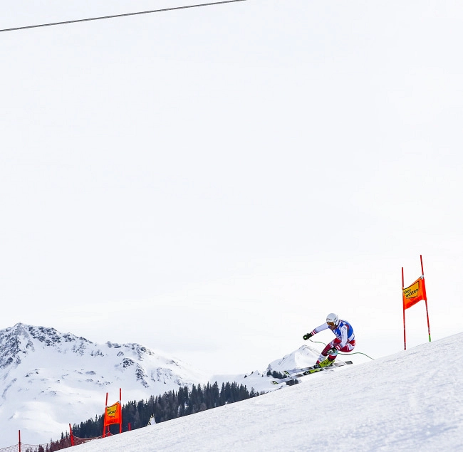 Skiwettbewerb in Saalbach mit einem Skifahrer in vollem Schwung.