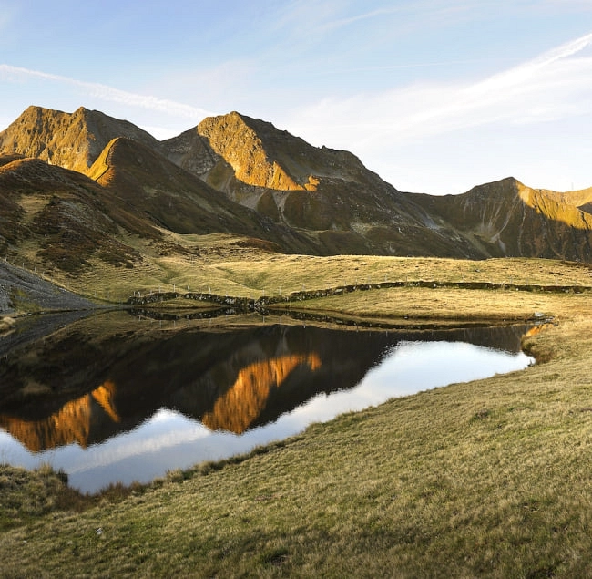 Berglandschaft mit Spiegelungen in einem See, Region Saalbach Hinterglemm