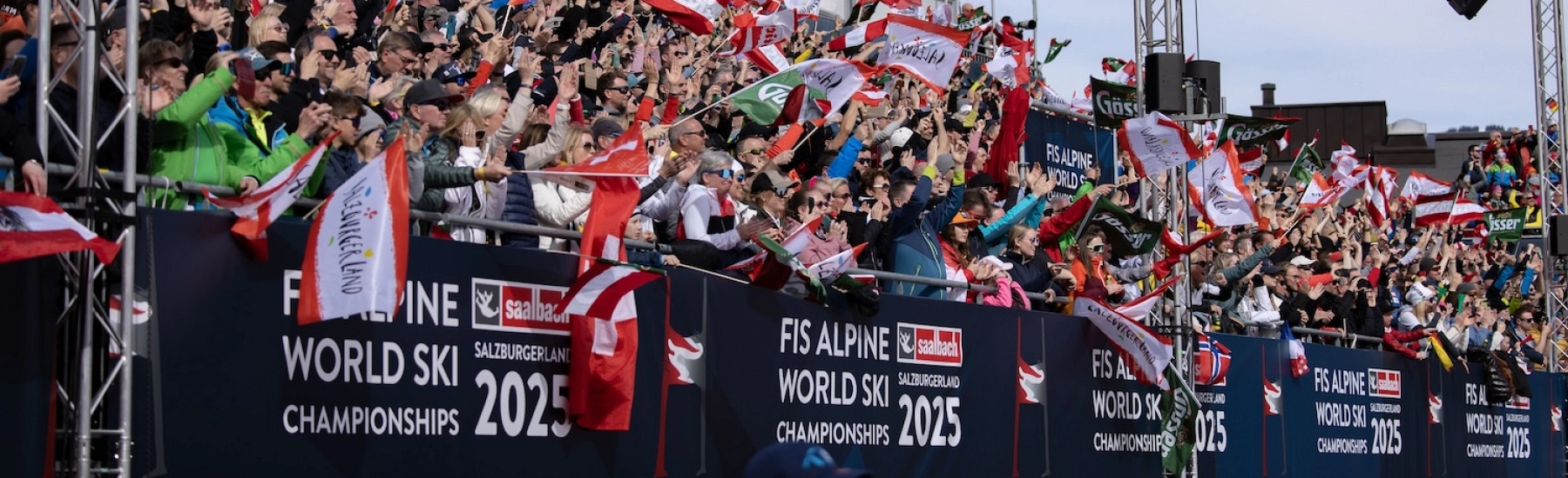 Publikum mit Flaggen beim Audi FIS Ski Weltcup Finale 2024