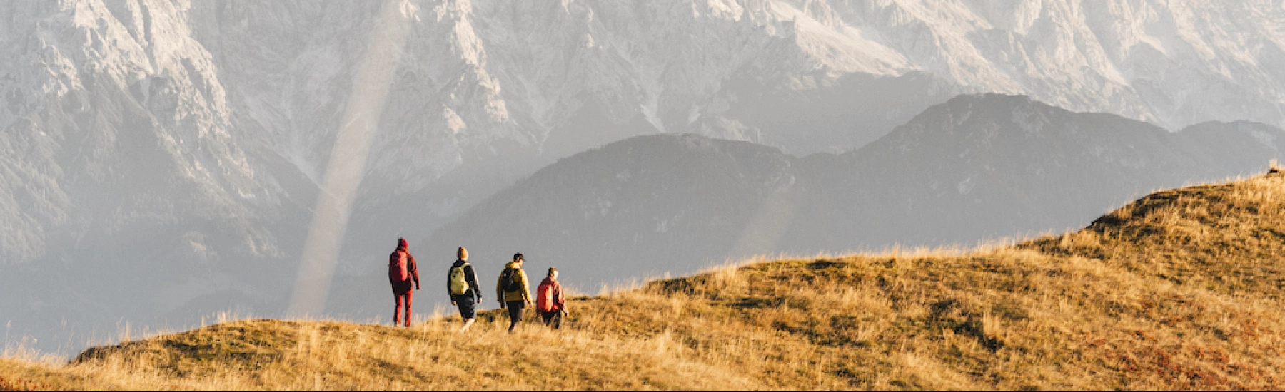 Herbstlandschaft mit Wanderern in Saalbach-Hinterglemm