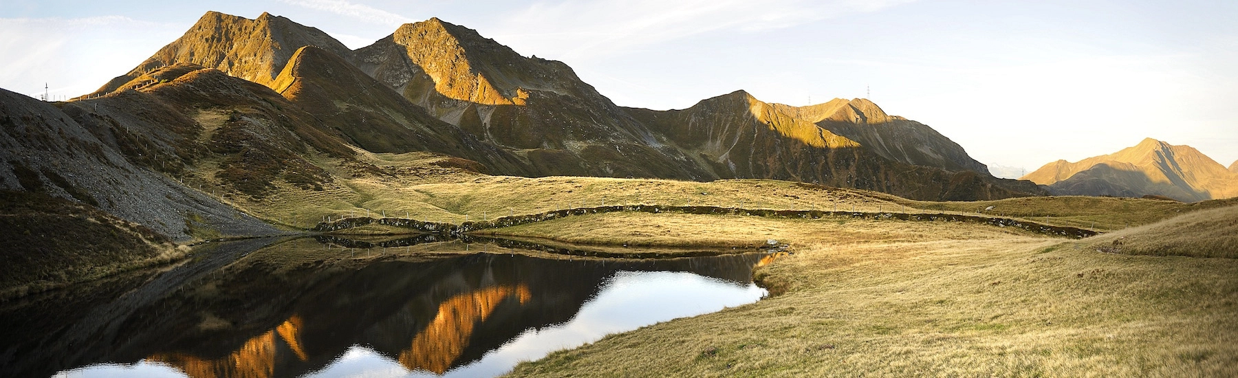 Berglandschaft mit spiegelndem Wasser in Saalbach Hinterglemm
