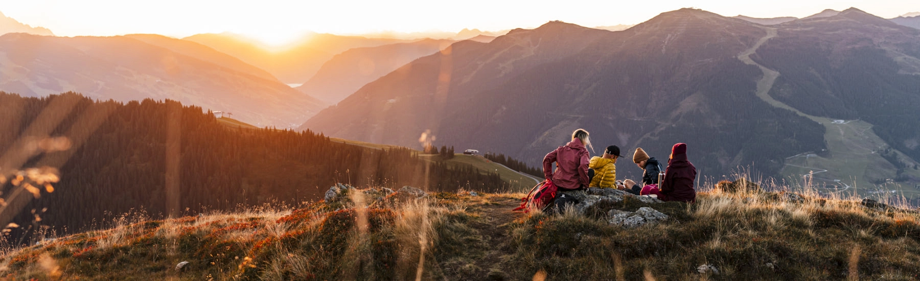 Gruppe beim Wandern in der Herbstlandschaft von Saalbach Hinterglemm