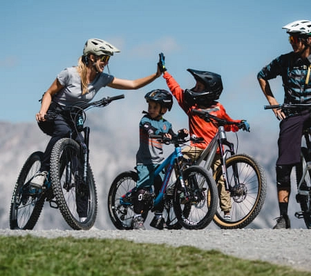 Familie mit Fahrrädern auf einem Weg in der Natur