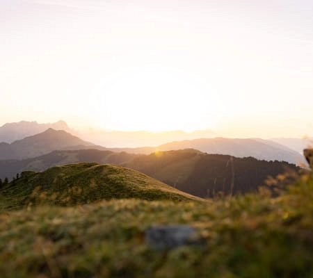 Landschaft von Hinterglemm im Sommer bei Sonnenaufgang