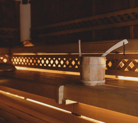 Holzregal mit Eimer in einem Saunaraum