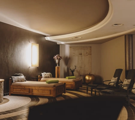 Ruhiger Spa-Bereich mit Holzliegen und Pflanzen.