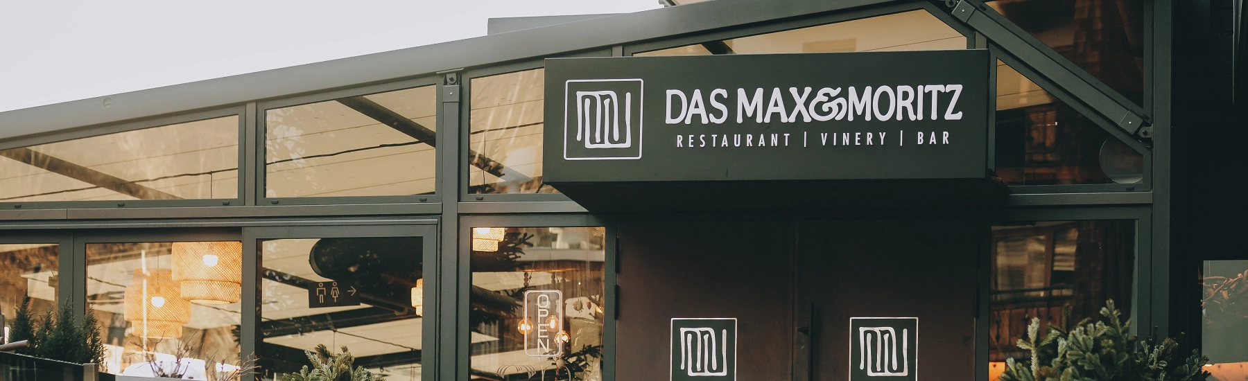Restaurant Max Moritz mit moderner Glasfassade und Außenbereich