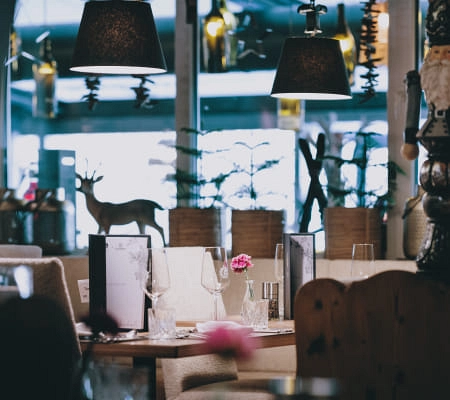 Gemütliche Restaurantatmosphäre mit Dekorationen und Tischen