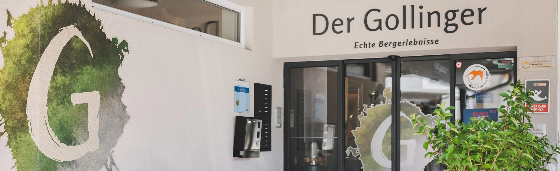 Eingang zu Der Gollinger mit großem G-Symbol
