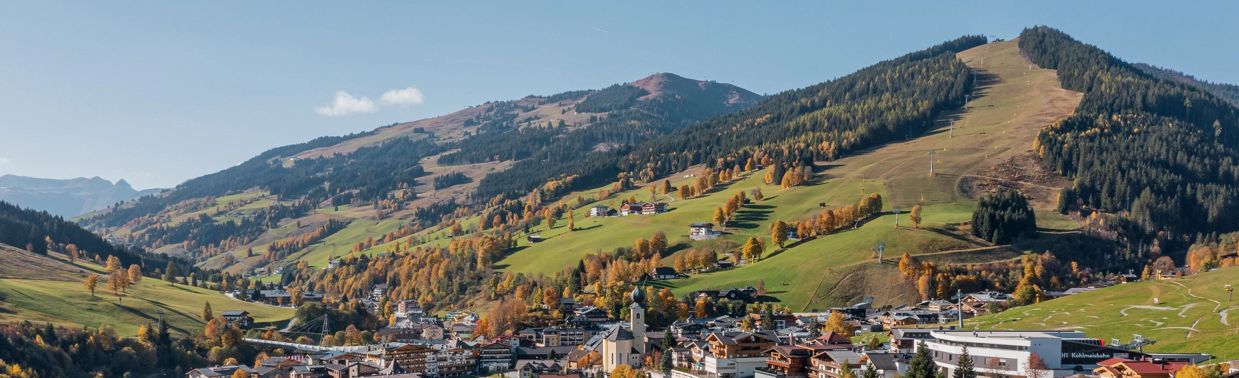 Herbstlandschaft in Saalbach Hinterglemm mit buntem Laub