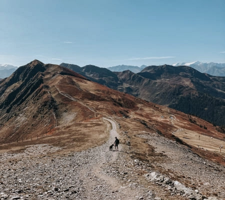 Wanderer auf einem Schotterweg in den Golingen Bergen