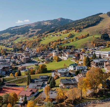 Herbstlandschaft in Saalbach-Hinterglemm mit bunten Bäumen