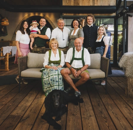 Gruppenporträt der Familie in traditioneller Tracht drinnen