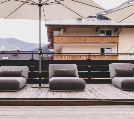 Sonnenterrasse mit Lounge-Möbeln und Sonnenschirmen