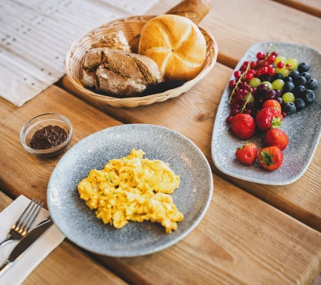 Frühstück mit Rührei, Brot und frischen Früchten