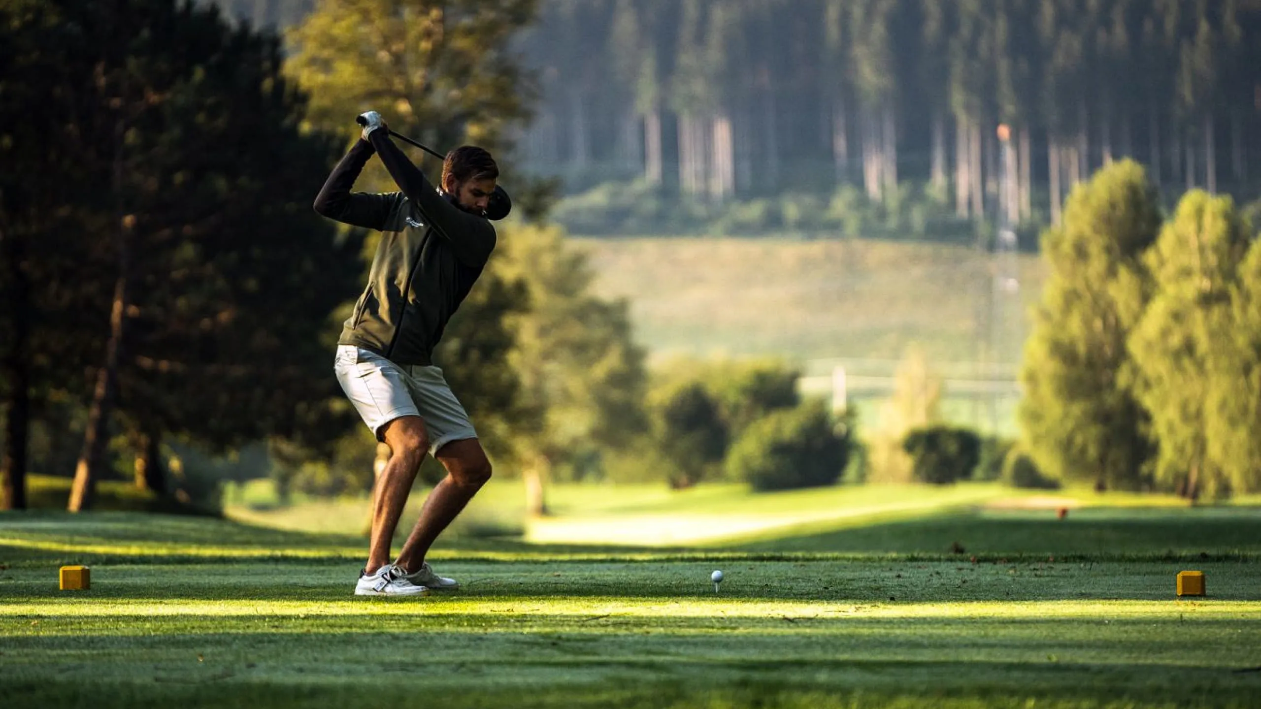 Golfer bereitet sich auf den Schlag auf einem Golfplatz in Zell am See vor