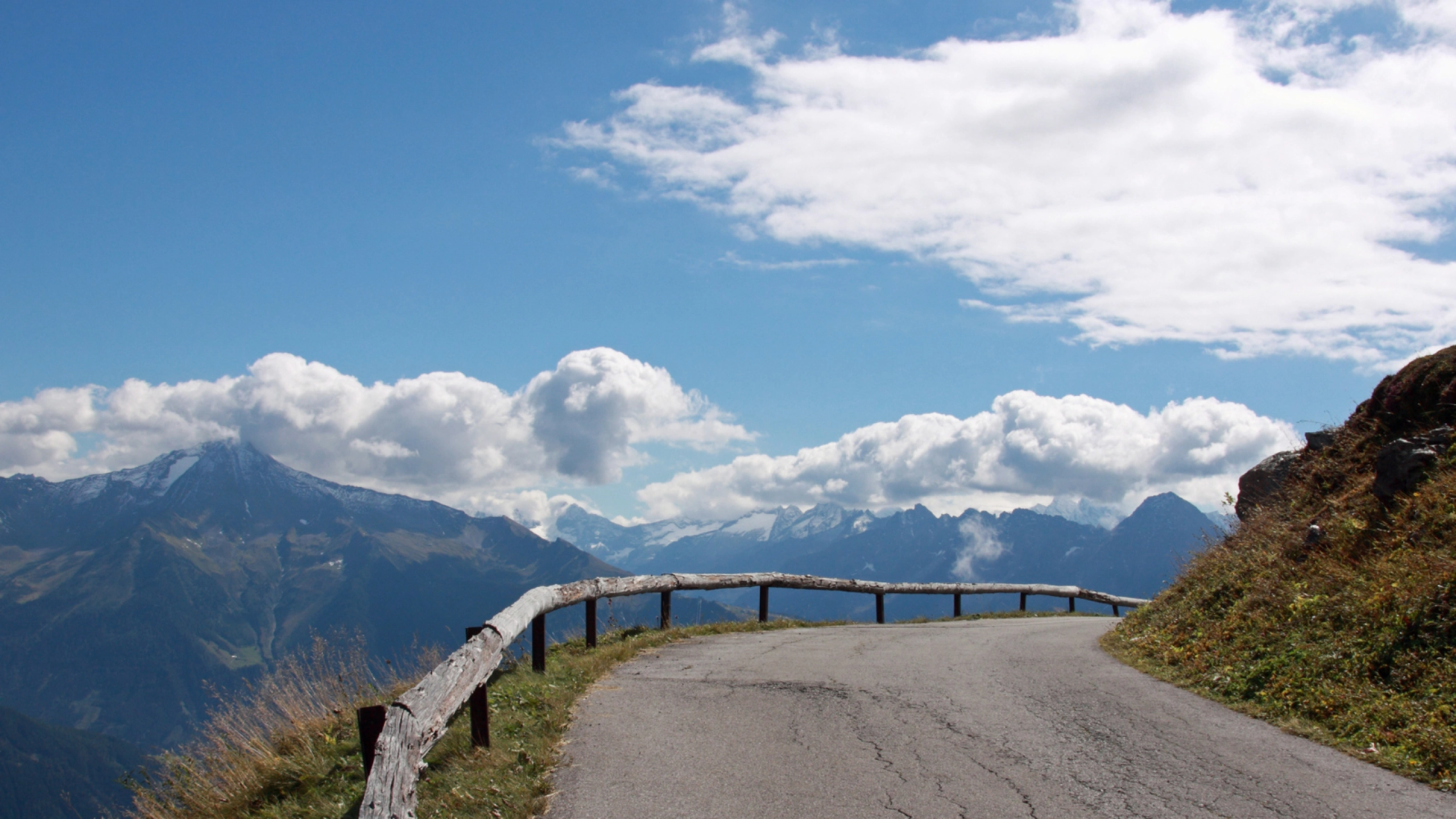 Kurvenreiche Straße mit Bergblick und blauem Himmel